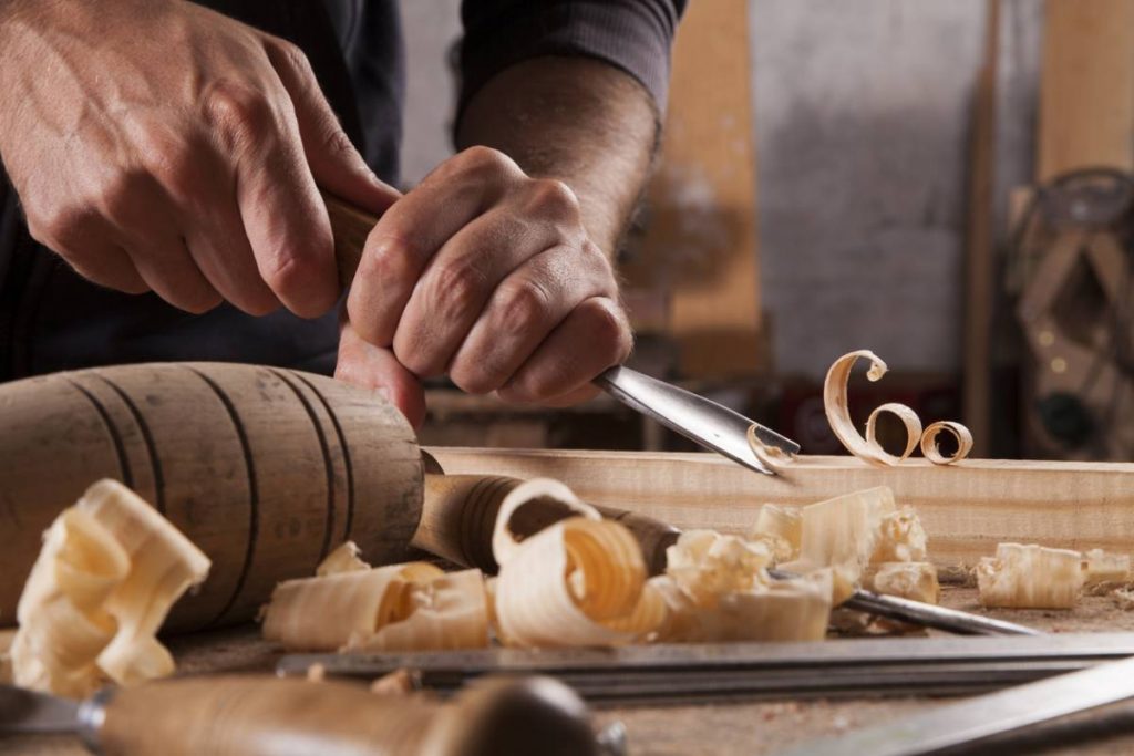 Menuisier au travail dans l'atelier